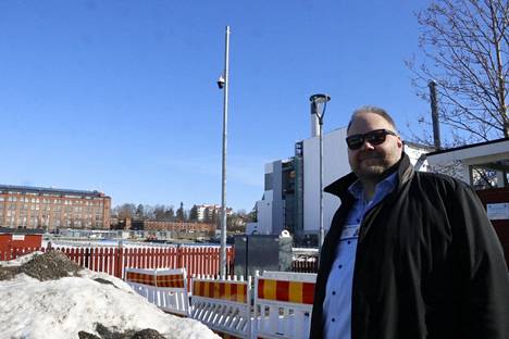 Tampereen satamavastaava Tuoma Salovaara näyttää, millainen uuden nauhoittavan kameravalvonnan asema on rakennettu Naistenlahteen satamakonttorin viereen.