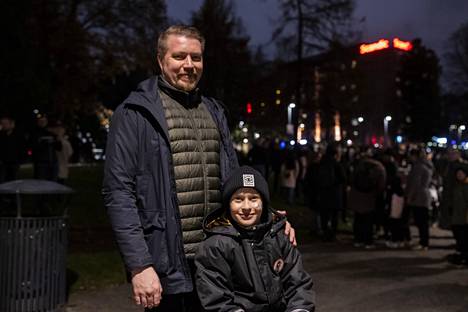 Vastikään tamperelaistuneet Mikko Karikytö ja Alvari Karikytö ihastuivat perjantai-iltana Koskipuistossa näkemiinsä Valoviikkojen avajaisiin.