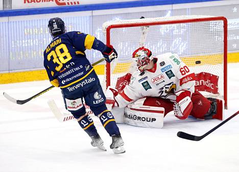 Niclas Almari iski tapaninpäivän ottelun voittomaalin jatkoajalla. Rasmus Reijola Sportin maalilla jäi voimattomaksi.
