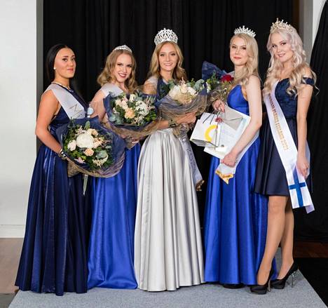 Emilia Rajala kruunattiin Miss Nokiaksi vuonna 2021. Kuvassa myös yleisön suosikki Iina Orava (vas.), ensimmäinen perintöprinsessa Noora Rauhala, toinen perintöprinsessa Sandra Vapalahti sekä Iida Hynnilä.