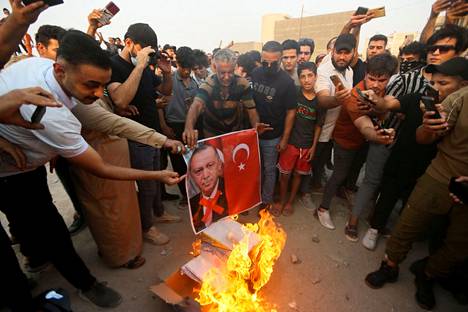 Turkin lippu sytytettiin palamaan maan suurlähetystön edessä 21. heinäkuuta Irakin Basrassa. Turkki iski 20. heinäkuuta lomakeskukseen Irakin kurdialueella.