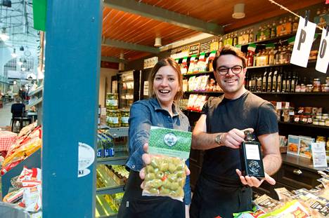 Pop up -kauppa Sicilianon yrittäjät Vera Campione ja Antonio Lenzo esittelevät sisilialaisia tuotteitaan Tampereen Kauppahallissa.