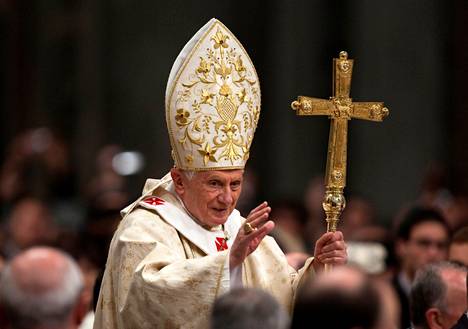 Paavi Benedictus jouluyön messussa Pietarinkirkossa Vatikaanissa vuonna 2011.