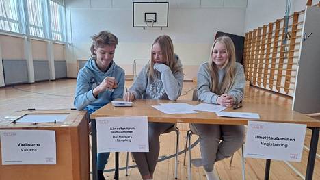 Vilppulan yhteiskoulun nuorisovaaleissa vaalitoimitsijoina toimivat Ossi Salomaa, Jenni Vuokko ja Effi Somppi.