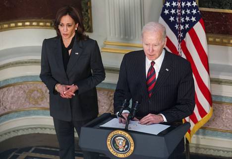 Presidentti Joe Biden ja varapresidentti Kamala Harris kertoivat suuren rahoituspaketin sisällöstä tiistaina 15. maaliskuuta.