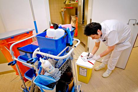 Esimerkiksi laitoshuoltajien työ on välttämätöntä, jotta sairaaloiden toiminta sujuu hyvin.