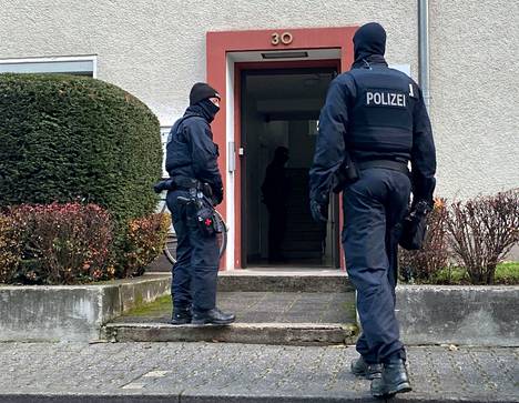 Ryhmän epäillään suunnitelleen parlamenttiin tunkeutumista. Poliisi työskenteli ryhmään liitetyllä kiinteistöllä Frankfurtissa. 