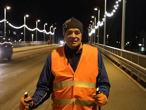 Pentti Hiirijoki kuntoili Vammaskosken siltaa päästä päähän joulukuussa 2020. Kokemäenjoen hän ylitti näin tuhat kertaa.