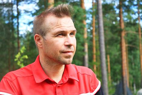 Joonas Nurminen sai 46-vuotiaana aivoverenvuodon ja halvaantui vasemmalta puolelta. Nyt viisi kuukautta myöhemmin toipuminen on hyvässä vauhdissa, vaikka takapakkiakin on tullut. 