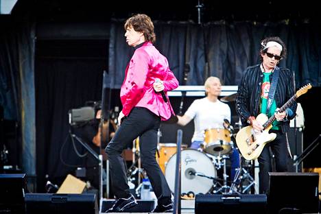 Rolling Stones esiintyi Helsingin olympiastadionilla vuonna 2007. Rummuissa Mick Jaggerin ja Keith Richardsin takana Charlie Watts.
