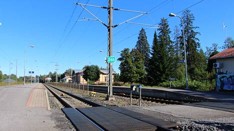 Tämä näky on kohta historiaa. Tampere-Pori -radalta pyritään poistamaan kaikki tasoristeykset, mukaan lukien myös kävelyliikenteen radanylitykset. Vammalan asema on yksi niistä, joilla laiturille kulkiessa kävelijä joutuu ylittämään radan. Kaupunki suunnittelee alikulun yhteyteen kokonaista kevyen liikenteen väylää junaratojen alitse.