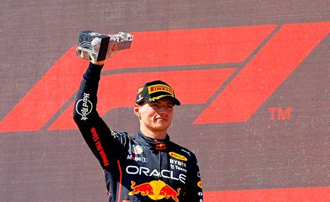Red Bullin Max Verstappen juhli formuloiden Ranskan GP:n voittoa.