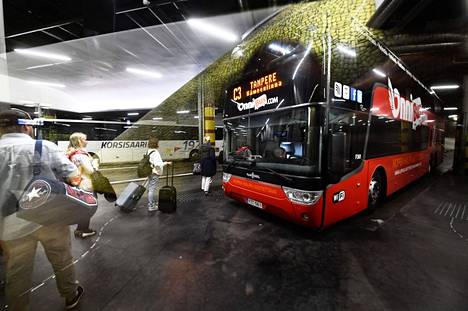 Matkustajat nousevat Onnibusin kaukoliikenteen linja-autoon Kampissa Helsingissä 2. heinäkuuta 2020.