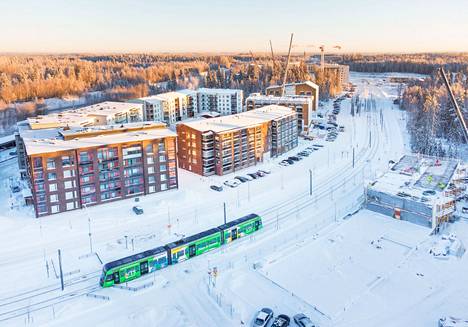 Tampereen Hervantajärven alue on kasvavaa ja vielä rakentuvaa aluetta. Uusi ruokakauppa avataan lähelle ratikan päätepysäkkiä. Tältä Hervantajärven yllä näytti noin vuosi sitten tammikuussa 2022. 