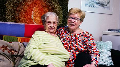 Marjatta Honkonen ja Kirsti Latvastenmäki ovat olleet ystäviä lähes kolmen vuoden ajan. He tutustuivat SPR:n ystävätoiminnan kautta ja tapaavat toisiaan Honkosen kotona vanhusten asuttamassa Tohkatalossa Roukossa.