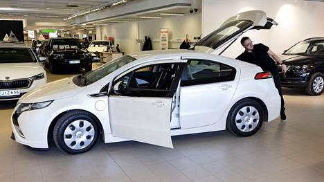 Opel Ampera -mallin auto Laakkosen myymälässä Espoossa huhtikuussa.
