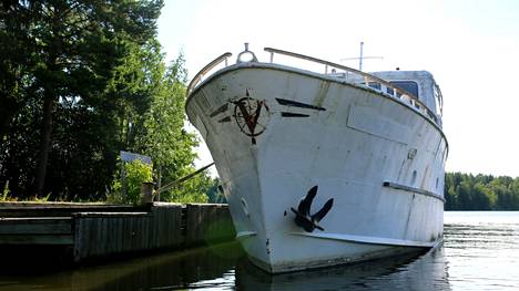 Luvatta Viinikanniemen laiturin Nokialla vallannut M/S Tampere ei ole liikkunut Viinikanniemestä juhannuksen jälkeen. Liki 30-metrinen alus kuvattiin paikallaan tiistaina 12. heinäkuuta.