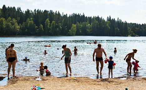 Lämpimästä kesäsäästä pääsee vielä parin päivän ajan nauttimaan Pirkanmaalla. Näsijärven veden lämpötila oli sunnuntaina jo 15 astetta kun se vielä perjantaina oli 11,5 astetta. 