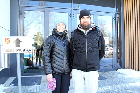 Jasmiina Paananen ja Jussi Ojanen äänestivät sunnuntaina Apian äänestysalueella Valkeakoskella. Vaalihuoneistossa oli tuolloin hiljaista, mutta Urheilutaloa vilkastuttivat joukkuevoimistelukisat ja pysäköintipaikat olivat täynnä.