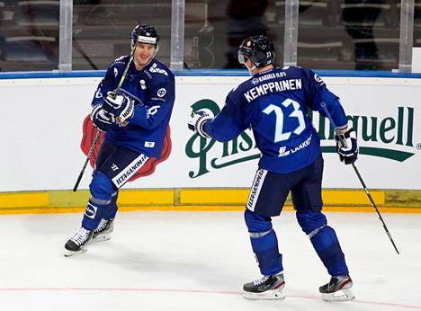 Anton Levtchi ja Joonas Kemppainen juonivat Suomen toisen maalin. 