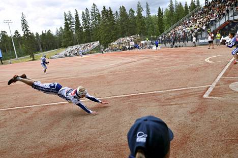 Lännen Teemu Nurmio syöksyi ilmavasti kotipesään pesäpallon miesten Itä-Länsi-ottelussa Kaupin stadionilla Tampereella. Toisenlaisesta syöksystä saatiin mallia pari päivää myöhemmin Vimpelissä, kun Normio syöksyi räpylä kädessä sangen näyttävästi.