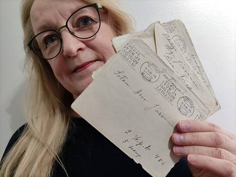 Kangasalla asuva Eve Tikanoja pelasti nämä kenttäpostin kirjeet parikymmentä vuotta sitten kirpputorilta Itä-Suomessa asuessaan. Nyt hän etsii Järvisten sukulaisia palauttaakseen kirjeet.