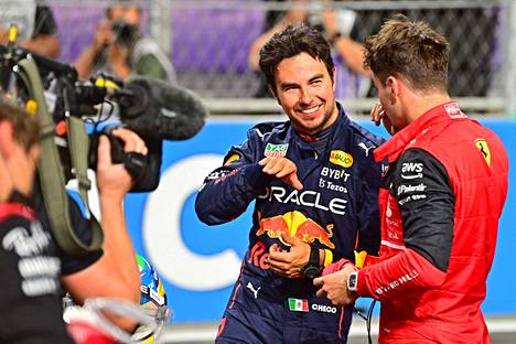 Red Bullin Sergio Perez jutusteli aika-ajon jälkeen Ferrarin Charles Leclercin kanssa.