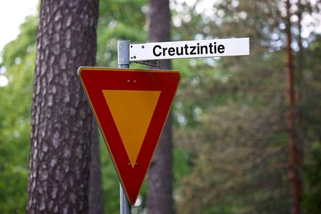 Lorentz Creutz perusti Kauttuan ruukin vuonna 1689. Creuzin suvun mukaan nimetty tie ruukinpuiston ympäristössä jo on.