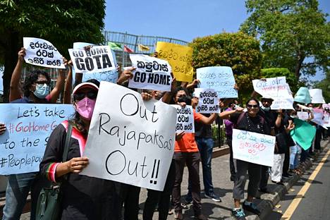Sri Lankaa ravistelleissa mielenosoituksissa on viime aikoina laajasti vaadittu presidentti Rajapaksan eroa. Kuva on otettu 4. huhtikuuta Colombossa.