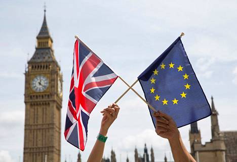 Britannia ja Euroopan unioni pääsivät eilen eli jouluaattona sopuun uudesta kauppa- ja yhteistyösopimuksesta. Tämä kuva on otettu 19 kesäkuuta 2016, kun Britannian EU:ssa pysymistä kannattaneet kansalaiset heiluttivat Ison-Britannian ja EU:n lippuja parlamenttitalon edustalla.