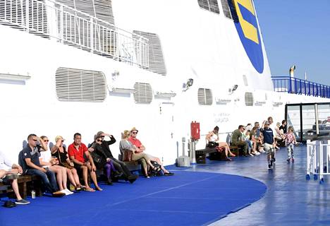 Matkustajia Eckerö Linen m/s Finlandialla Suomenlahdella 17. heinäkuuta 2020.