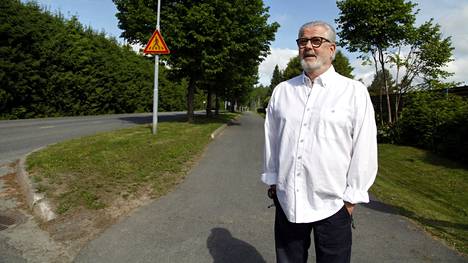 Kangasalan Vatialassa asuva Raimo Kemppinen asuu lähellä Holvastintietä, jossa kulkee kahden sähkönsiirtoyhtiön raja. Tien toisella puolella asumalla hän maksaisi vuodessa satoja euroja vähemmän sähkönsiirrosta.