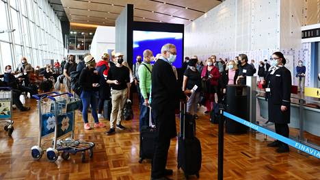 Matkailijoita odottamassa Las Palmasin -lennon lähtöä Helsinki-Vantaan lentoasemalla.