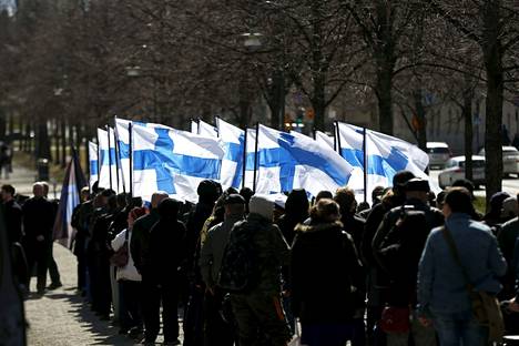 Sinimustan liikkeen marssijoita Valkoinen vappu -tapahtumassa Tampereella vappupäivänä 1. toukokuuta 2022