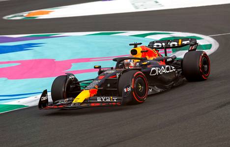 Max Verstappen jahtaa kauden toista voittoaan Saudi-Arabiassa.