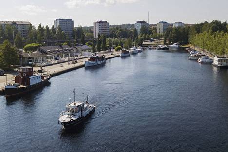Oskari suuntaa matkansa kohti Naistenlahtea. Satamaan suunniteltu kevyen liikenteen Särkänsilta ylittäisi Kortelahden satama-altaan ravintolarakennuksen länsipäädyn jälkeen. Isot veneet eivät mahdu kulkemaan sen alta.