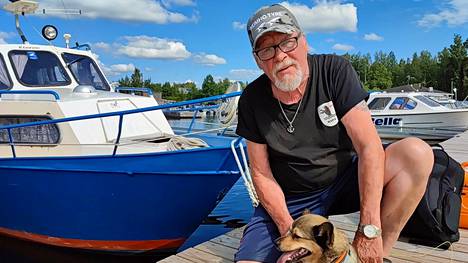 Arto Nurminen pitää kalastusohjekylttiä hyvänä lisänä Ahtolan satama-alueelle. Tällä kertaa hän suuntaa kohti pursiseuraa, ja mukaan vesille on lähdössä myös kolmivuotias laivakoira Nelli.