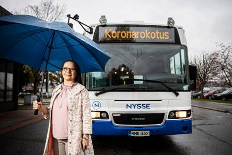 Tampereen kaupungin hoitotyön päällikkö Birgit Aikio organisoi Tampereen koronarokotukset taidokkaasti. Aikion takana näkyy yhä kovassa suosiossa oleva rokotusbussi.