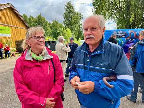 Vilppulasta paikalle saapuneille Ulla Tuomiselle ja Pekka Kuukalle Lylyn kesälauantai on monivuotinen perinne, jonne on pakko tulla.