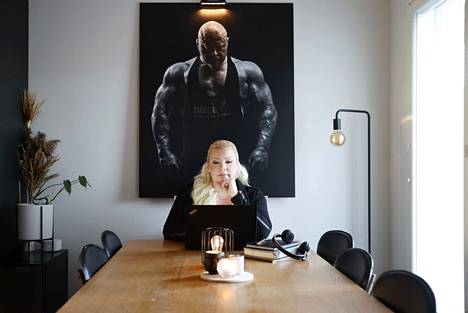Angelica Kaattari työskentelee kotonaan Porissa Suomen it-osaamispulan parantamiseksi. Ruokailupöydän taustalla komea muotokuva puolisosta Samu Kaattarista.