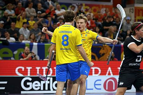 Ruotsin pelaajat Malte Lundmark ja Hampus Ahren juhlimassa maalia MM-finaalissa Tshekkiä vastaan.