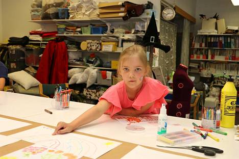 Kuusivuotias Nelli Heinonen kertoi, että myös hänen keskiviikkona Noitakäräjien piirustustapahtumassa tekemänsä sateenkaaripiirros kiinnitettiin osaksi suurempia julisteita, johon kiinnitettiin kymmeniä lasten tekemiä kesäaiheisia piirroksia. 