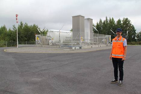 Formica IKIn Kolhon tehtaanjohtaja Jani Kattilakoski esittelee uutta LNG-terminaalia, mistä tehdas saa nyt energiansa. Terminaalin on norjalaisen Barents Naturgassin omistaja ja yhtiö toimittaa myös LNG-kaasun.
