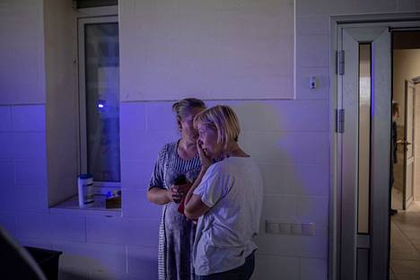 Nainen pyyhki kyyneliään samalla, kun hän katseli, miten hänen paareilla maannut puolisonsa nostettiin ambulanssin kyytiin Donetskin Kramatorskissa 5. heinäkuuta. Puoliso haavoittui Venäjän kaupunkiin tekemässä iskussa. Kramatorskista voi tulla yksi sodan seuraavista polttopisteistä. 