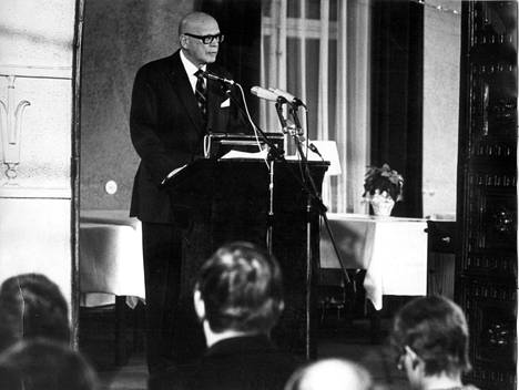 Urho Kekkonen puhumassa Tampereen Työväentalossa vuonna 1973. Vuonna 1956 alkanut presidenttiys kesti pitkään. 