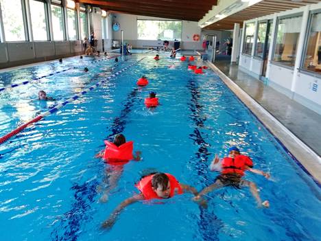 Kokemäen uimakoulussa harjoiteltiin viime kesänä myös pelastusliivien käyttöä. 