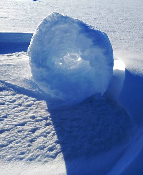 Päivi Lumpeen Kiikoisjärveltä ottamista kuvista näkee hyvin, että lumirulla voi olla sisältä ontto. 