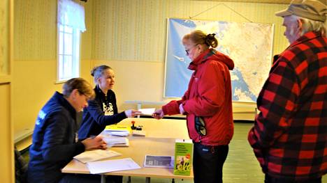 Vaalivirkailija Tarja Niemi tarkistaa henkilöllisyyden, Anni Ojamo ojentaa äänestyslipun Pirjo Ahoselle. Kalevi Ahonen odottaa omaa vuoroaan. Äänioikeuttaan Kisapirtillä käytti noin 30 äänestäjää.