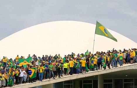 Jair Bolsonaron kannattajia eteni kongressitalolle Brasíliassa sunnuntaina.