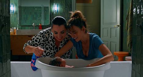 Rossy de Palma (vas.) ja Penélope Cruz kylvetyspuuhissa Almodóvarin uutuusohjauksessa Rinnakkaiset äidit.
